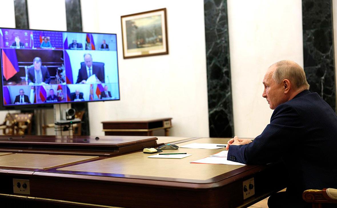 Владимир Путин во время&nbsp;совещания&nbsp;с постоянными членами Совета Безопасности
