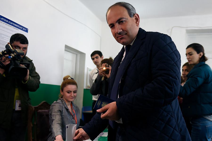 Никол Пашинян голосует на выборах в Национальное собрание (однопалатный парламент) Армении на избирательном участке в Ереване,&nbsp;2017 год