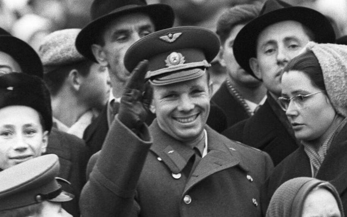 Дорога усыпана цветами: как Юрия Гагарина встречали на земле
