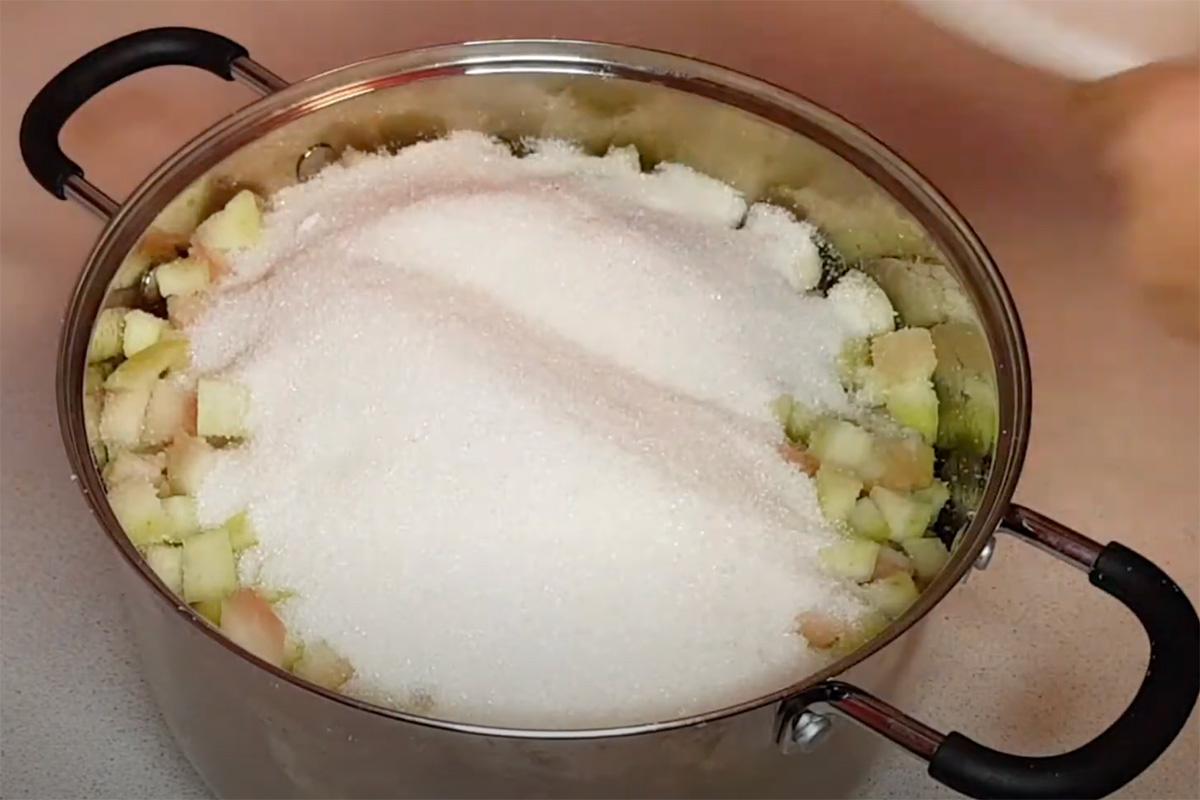 Засыпьте арбузные корки сахаром и оставьте минимум на один или несколько часов