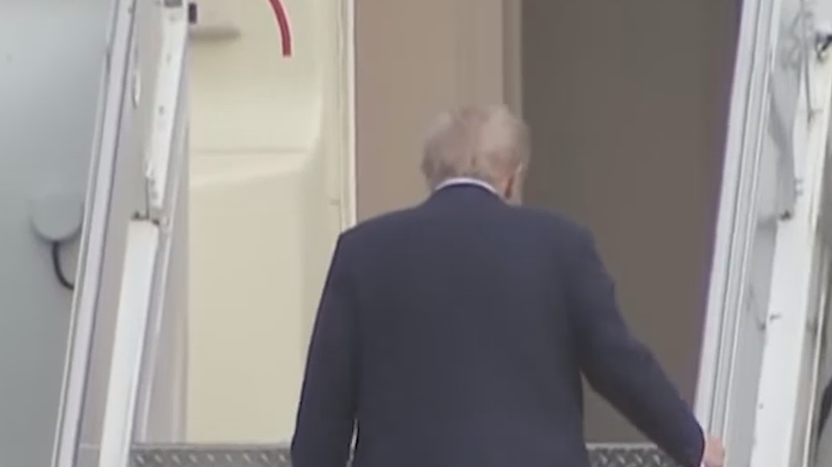 Трамп сел в самолет после переговоров с Путиным на Аляске. Видео