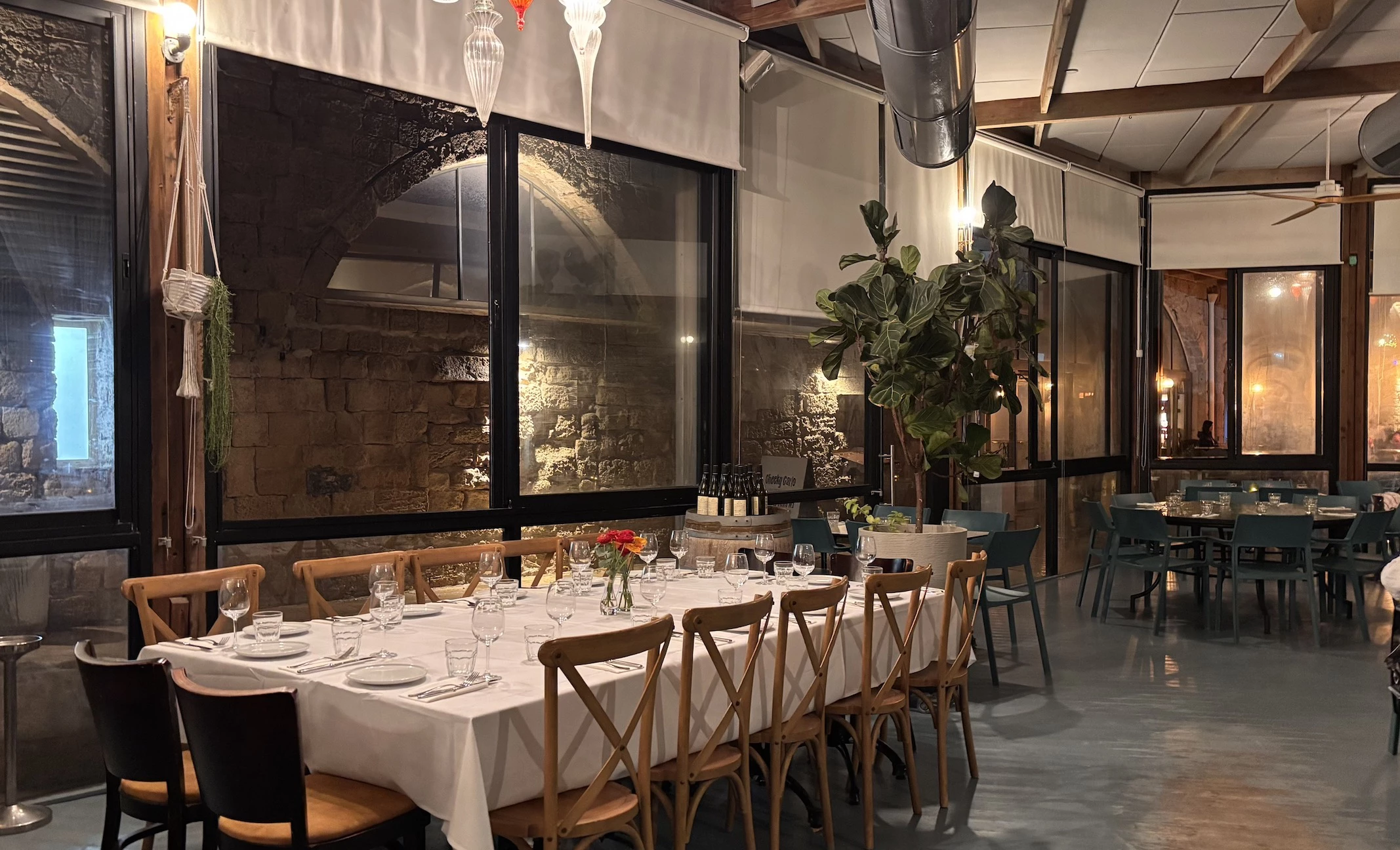 Один из залов ресторана «Елена» в Кейсарии. Шеф Амос Сион и его команда совмещают семейную кухню с изысканными решениями, предлагая очень необычные сочетания. Рекомендую ньокки с соусом «блю-чиз», грецкими орехами и свеклой