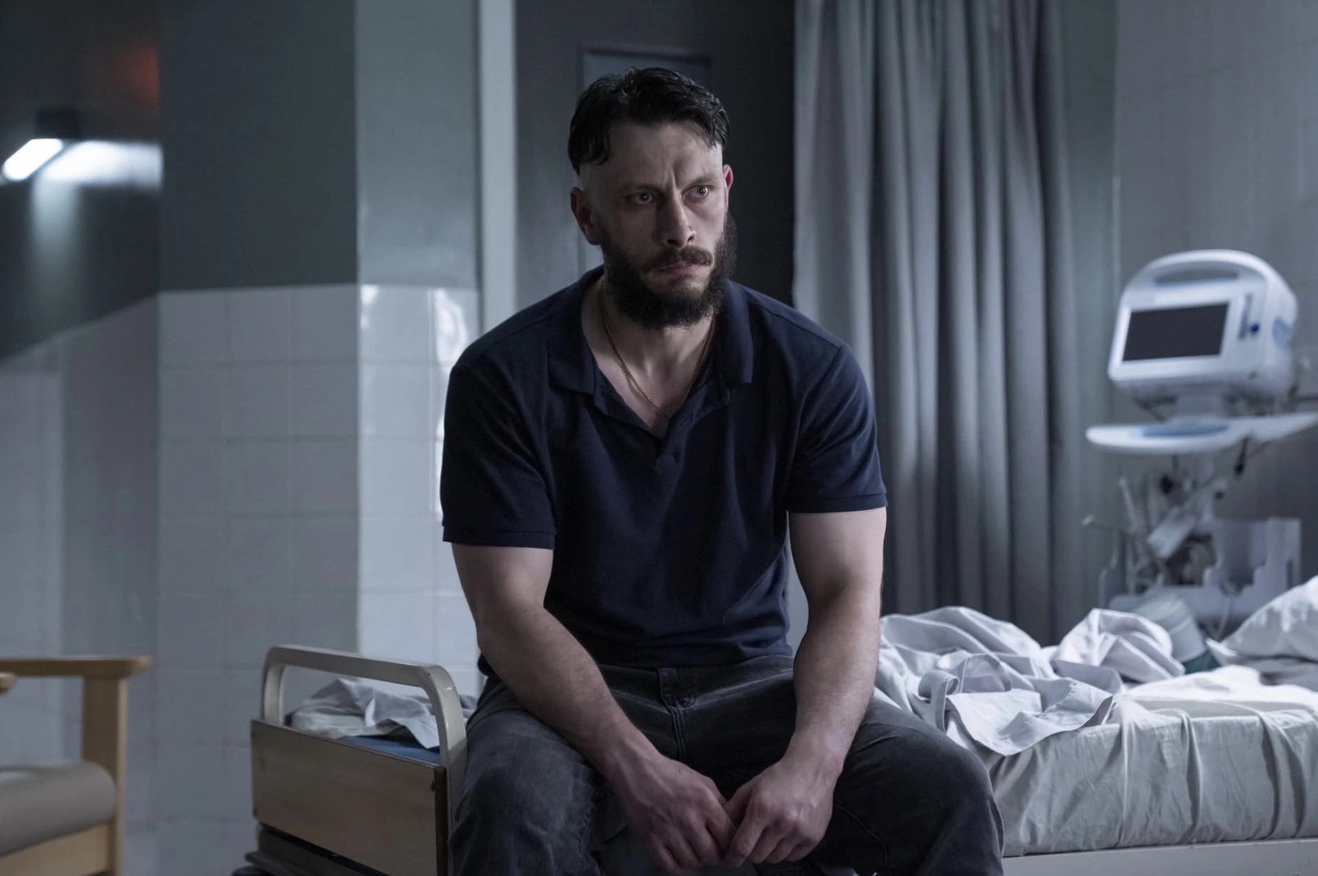 Кадр из сериала «Получеловек»