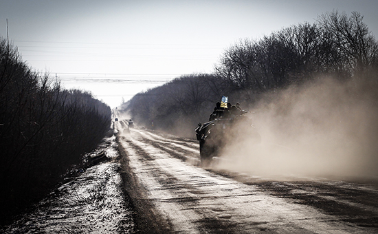 БТР украинской армии на дороге к Дебальцево