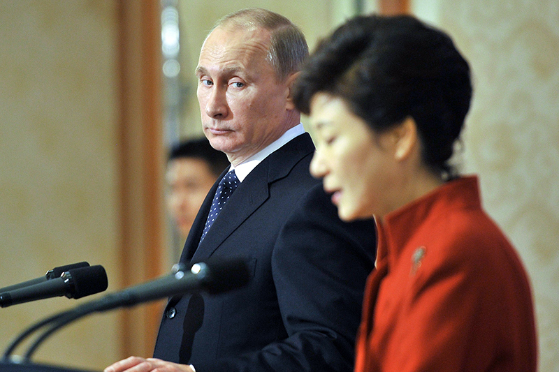 В ноябре 2013 года Путин на&nbsp;полчаса опоздал на&nbsp;встречу с&nbsp;президентом Южной Кореи Пак Кын Хе&nbsp;в Сеуле. Это вызвало недовольство среди населения и&nbsp;корейской прессы