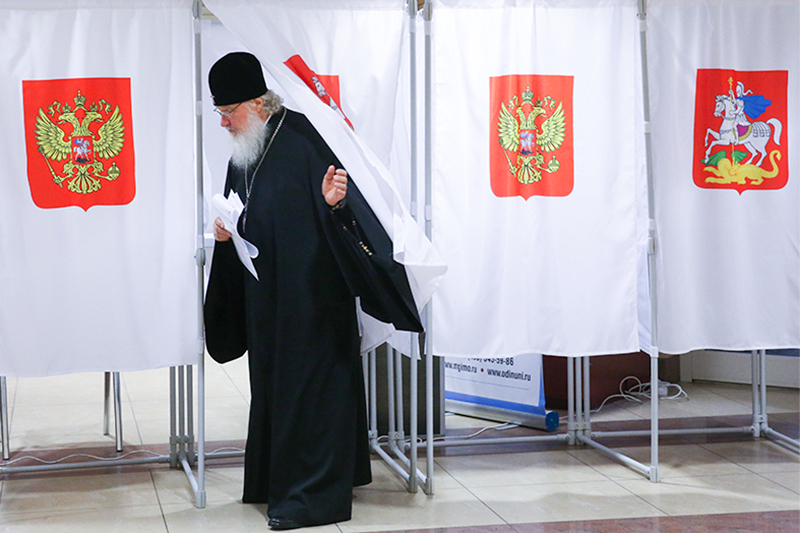 Патриарх Московский и всея Руси Кирилл на одном из избирательных участков Московской области


