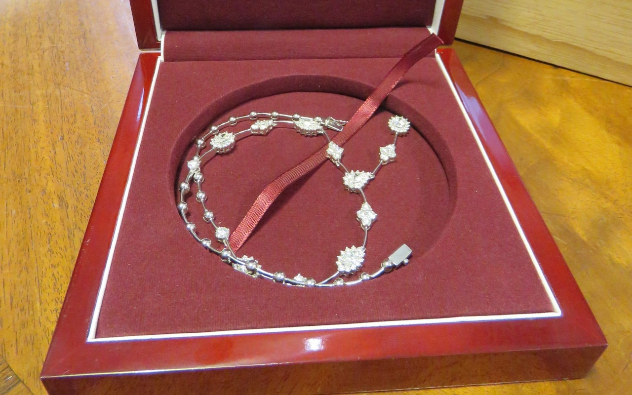 Два ожерелья с бриллиантами стоимостью &pound;6 тыс.