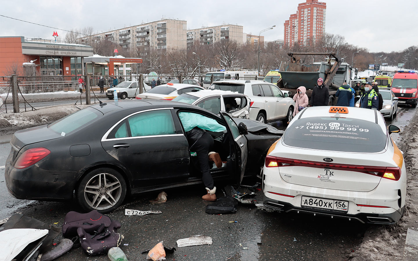 ДТП В Москве на Рублевском шоссе. Авария на Рублевском шоссе 08 02 2022. Авария на Рублевском шоссе сейчас. Авария на Рублевском шоссе 14.08.2022.