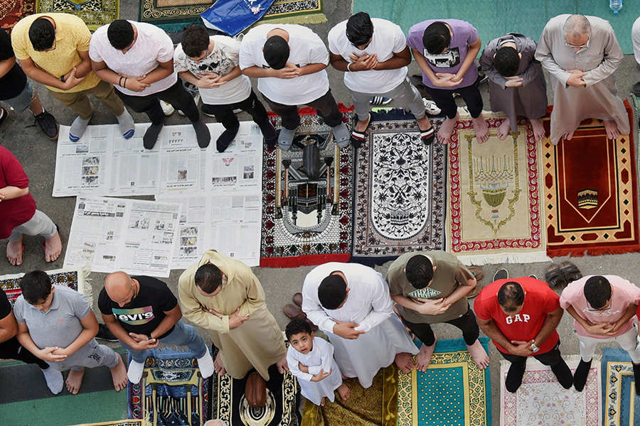Молитва в публичном парке у мечети в Каире, Египет
