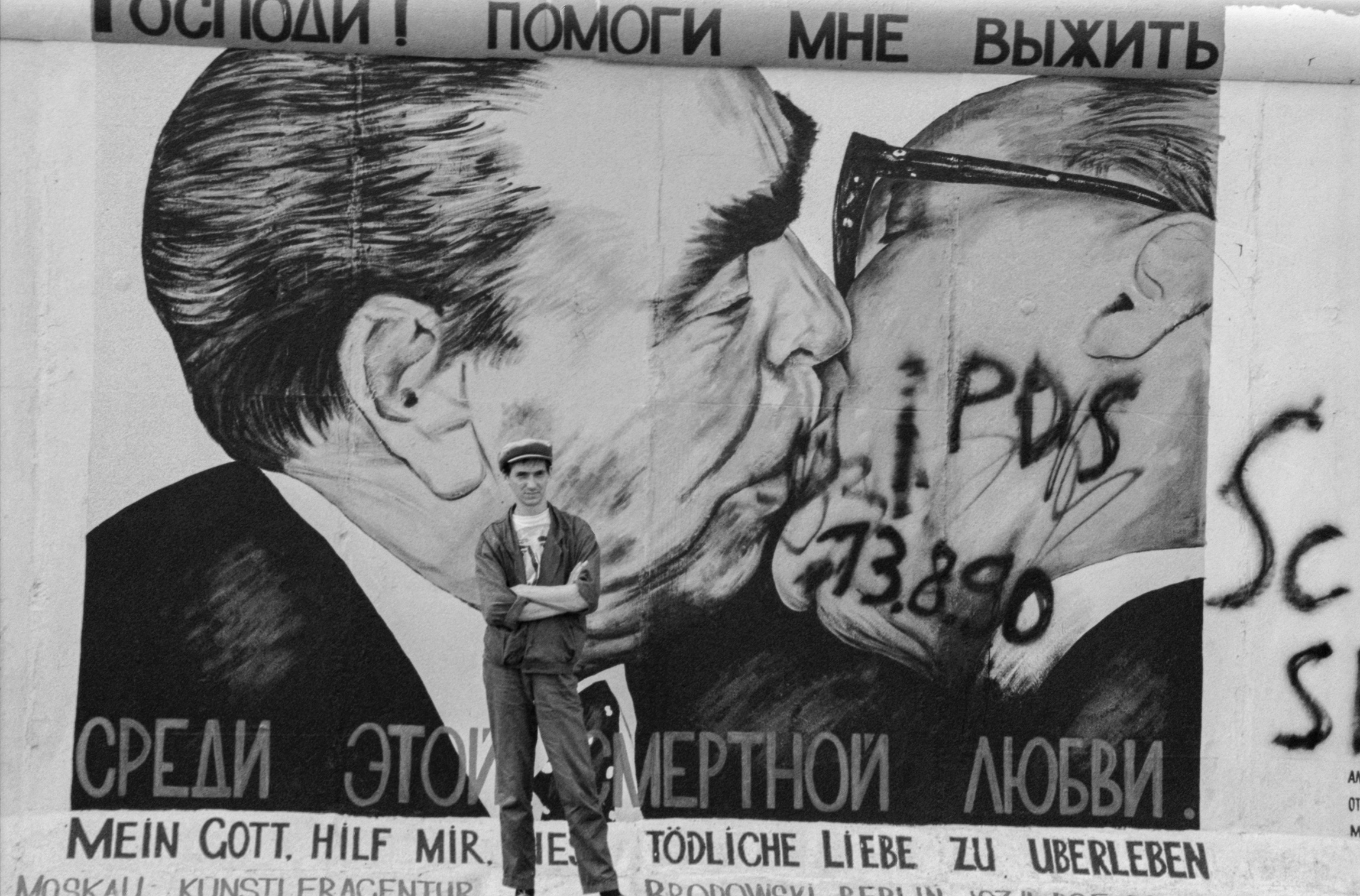 На фото: Дмитрий Врубель у своего граффити во время выставки советских художников-авангардистов на восточной стороне Берлинской стены, август 1990 года

Дмитрий Врубель родился в Москве. Его дед по отцовской линии был внучатым племянником художника Михаила Врубеля. Свою первую картину &laquo;Суд Пилата&raquo; Дмитрий написал в 15 лет. В 1979 году поступил в МГПИ, в 1983-м стал членом Союза художников. В 1990-м переехал в Германию, где на Берлинской стене написал самую известную свою работу &laquo;Братский поцелуй&raquo;, изображающую поцелуй генсека СССР Леонида Брежнева и лидера ГДР Эрика Хонеккера.

Художник умер 14 августа из-за осложнений после перенесенного коронавируса. Ему было 62 года.

Читать больше