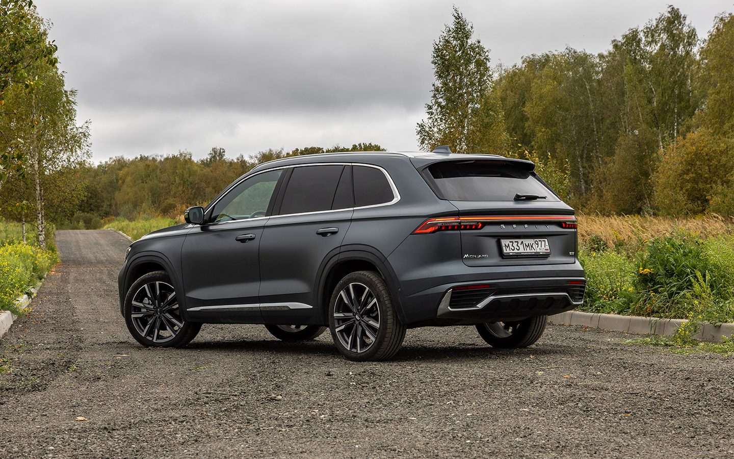 Geely Monjaro приятен и строг с любого ракурса: пафоса и вычурности в нем нет