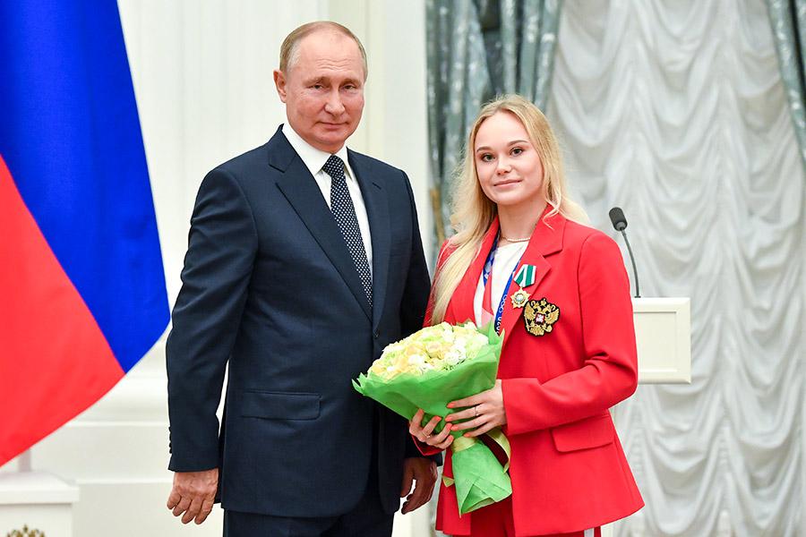 Владимир Путин и Ангелина Мельникова в Кремле во время церемонии вручения государственных наград призерам и победителям Олимпиады-2020, 2021 год