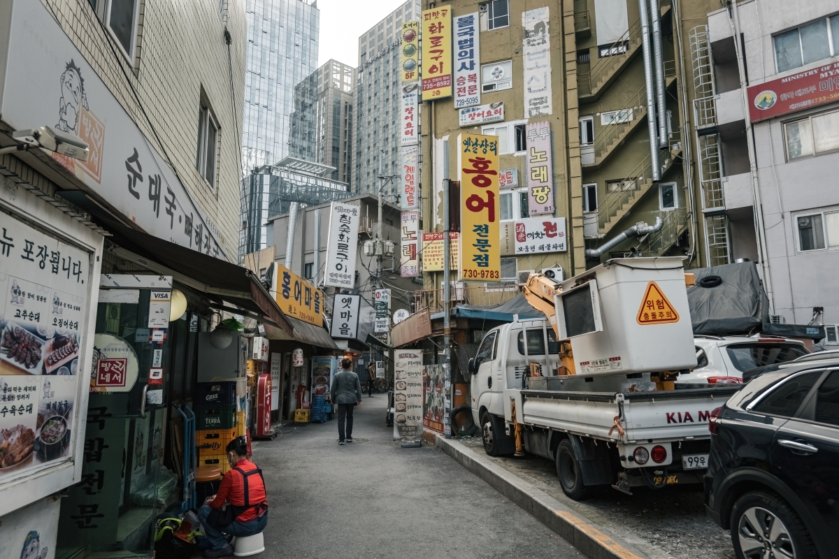 Улица Сеула полна ресторанов и вывесок