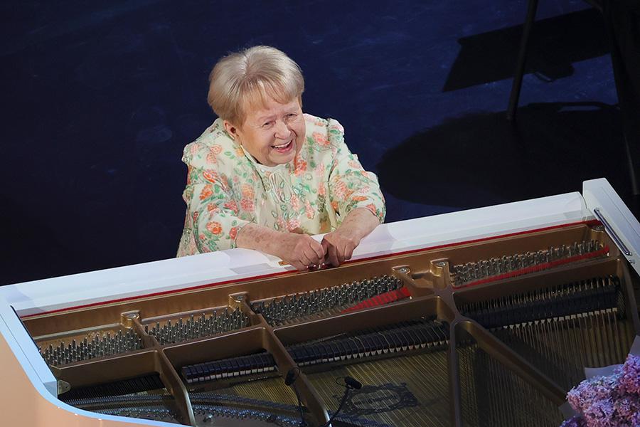 Композитор Александра Пахмутова во время концерта в Центральном концертном зале в Волгограде, 2 мая 2024 года