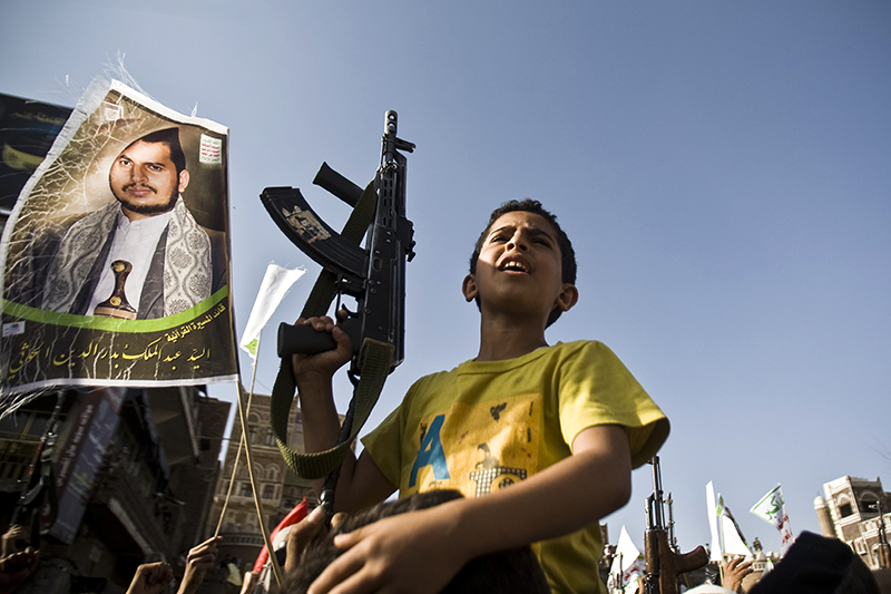 Мальчик с оружием во время акции&nbsp;шиитских повстанцев Хути против военной операции Саудовской Аравии
