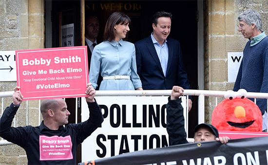 Премьер-министр Великобритании Дэвид Кэмерон с супругой Самантой во время голосования