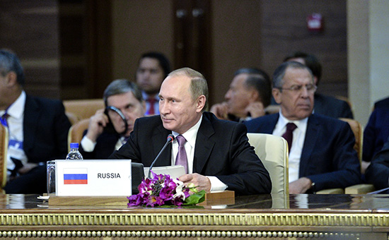 Президент России Владимир Путин во время пленарного заседания III саммита Форума стран &mdash; экспортеров газа