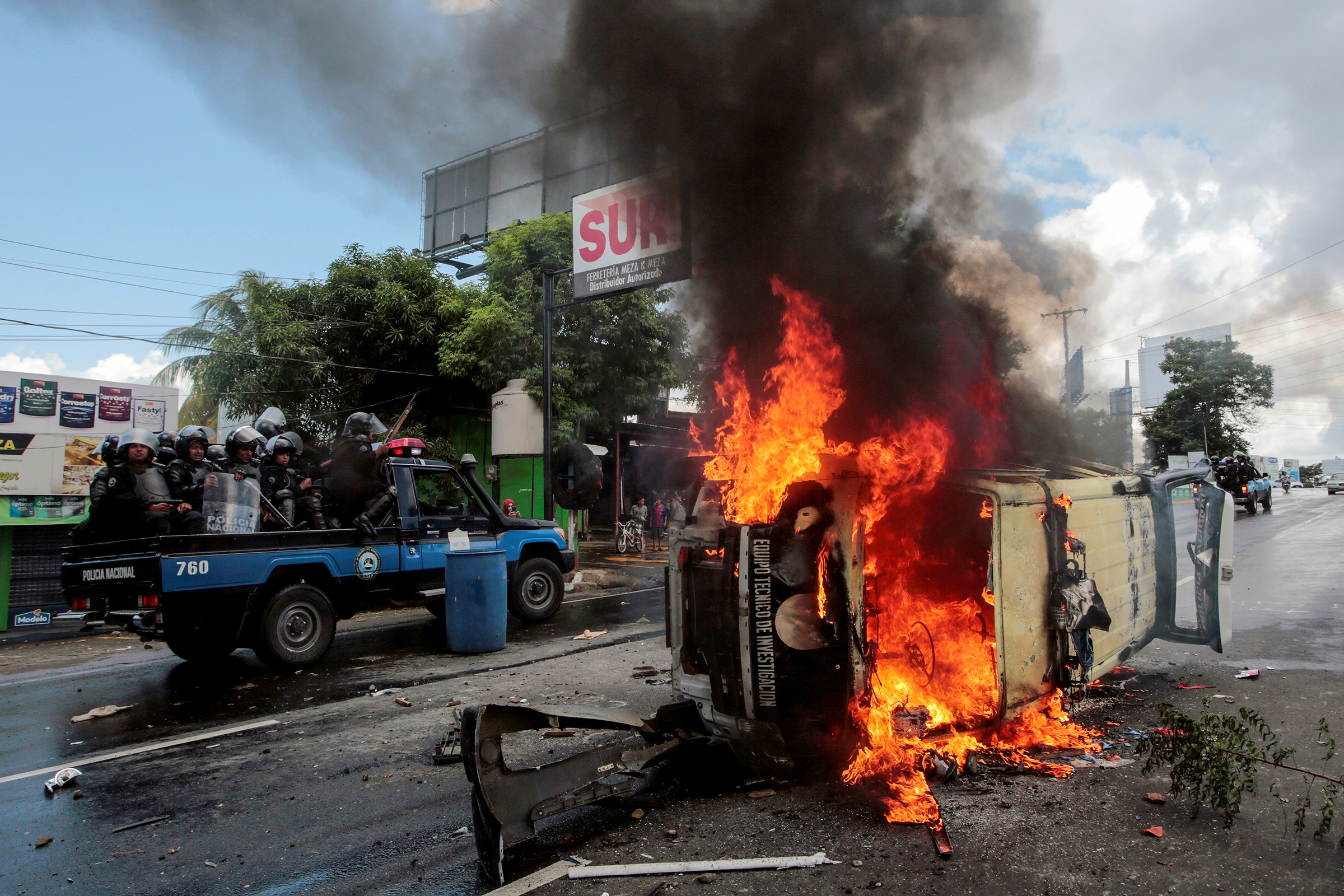 <p>В апреле 2018 года в нескольких городах Никарагуа начались митинги и акции против реформы социального обеспечения, предполагавшей увеличение налогов и урезание льгот. Демонстрации&nbsp;быстро переросли в беспорядки, за первые пять дней в них погибли около 30 человек. Когда президент Даниэль&nbsp;Ортега объявил об отмене реформы, протестующие <a href="https://www.laprensa.com.ni/2018/04/23/politica/2408526-en-vivo-sexto-dia-de-protestas-en-nicaragua">стали требовать</a> прекратить&nbsp;насилие&nbsp;в стране, освободить&nbsp;студентов, задержанных полицией, и прекратить&nbsp;цензуру&nbsp;на телевидении. Протесты продолжались до осени, в них <a href="https://ria.ru/world/20180802/1525847816.html">погибли</a> 317 человек, арестованы более 250 человек</p>
