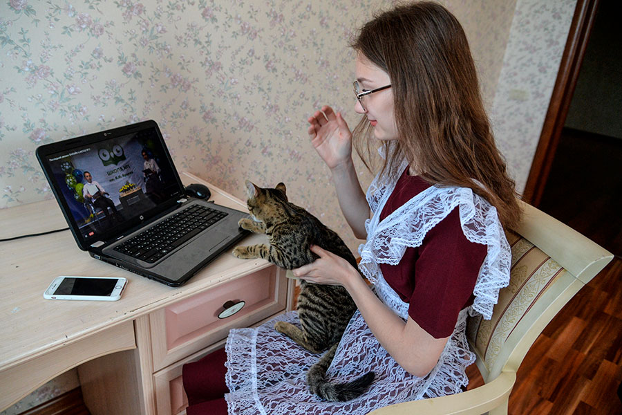 Выпускница смотрит онлайн-трансляцию последнего звонка у себя дома в Челябинской области
