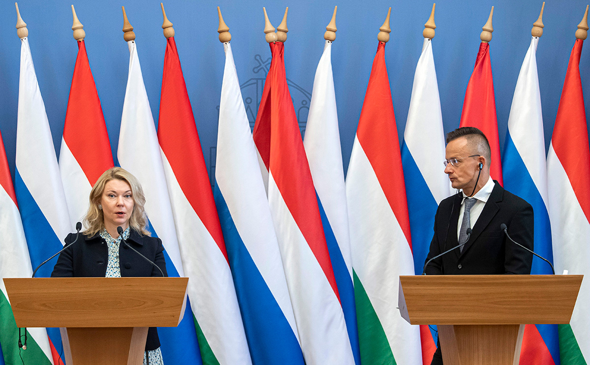 Министр иностранных дел Венгрии Петер Сийярто и заместитель председателя правления Газпрома Елена Бурмистрова