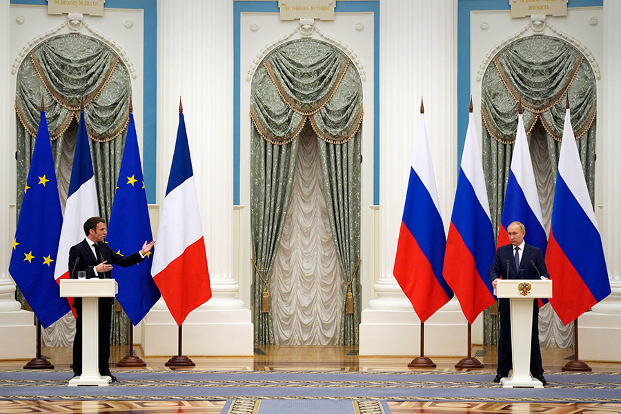 Эмманюэль&nbsp;Макрон (слева) и Владимир Путин после переговоров