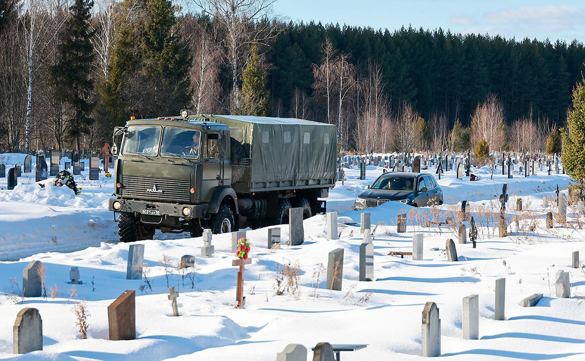 Автомобиль МАЗ на дороге, ведущей к месту крушения военно-транспортного самолёта Ил-76, территория Богородского кладбища