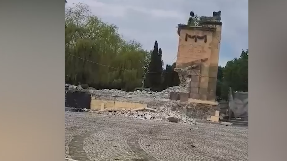 Во Львове повалили колонны на мемориале советским солдатам