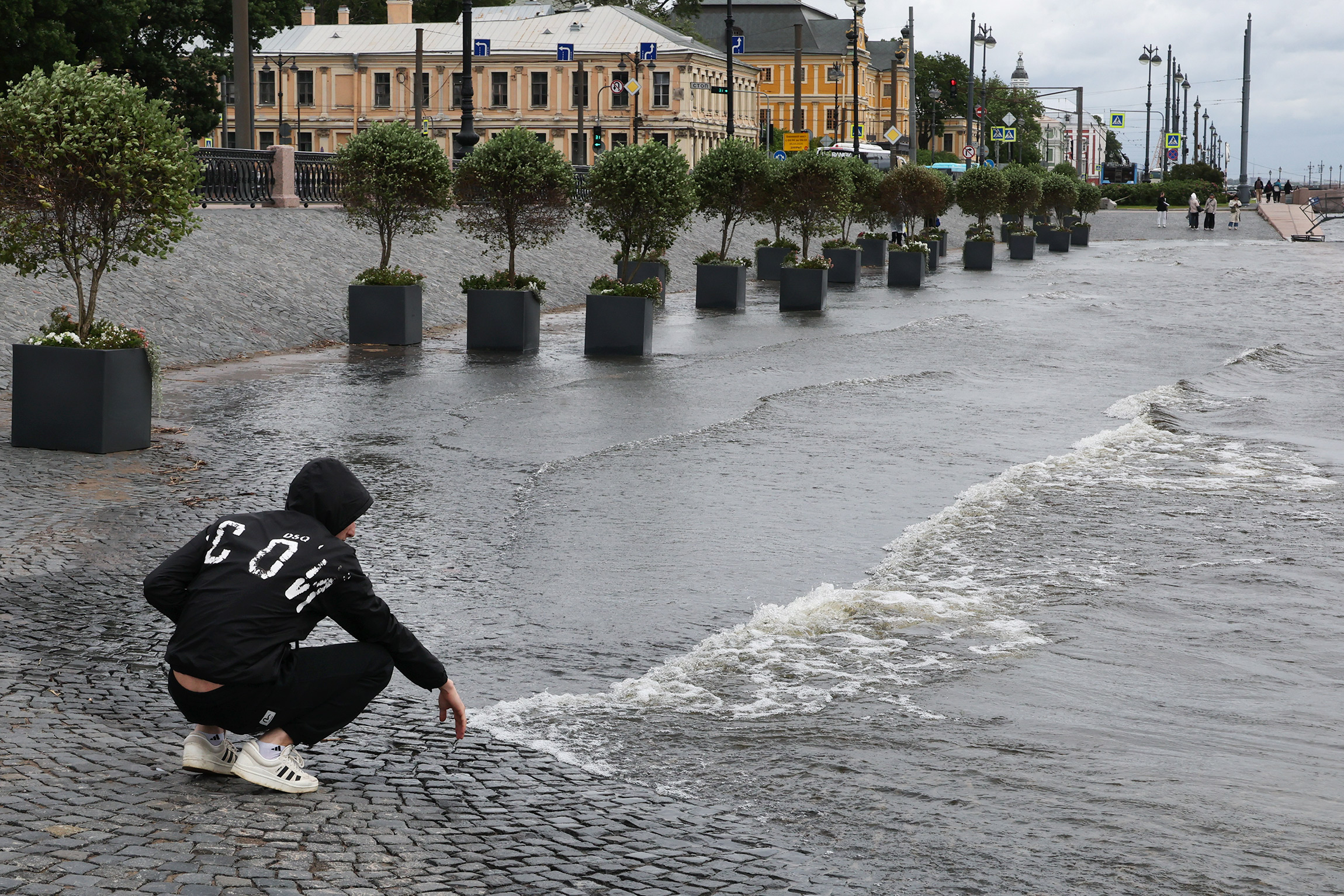 Пик наводнения произошел в районе восьми утра. В девять уровень воды в Финском заливе с внешней стороны дамбы, защищающей город от наводнений, превысил 180&nbsp;см. В самом городе у измерительного пункта у Горного института вода поднялась до 105&nbsp;см, у Обуховского завода&nbsp;&mdash; до 138&nbsp;см.