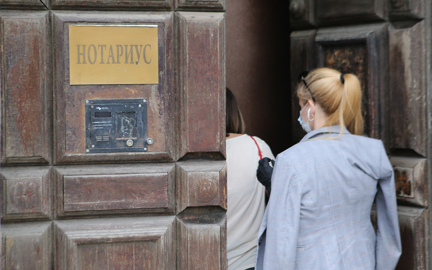 Для вступления в наследство на автомобиль необходимо получить свидетельство о праве на наследство. Такой документ выдается нотариусом