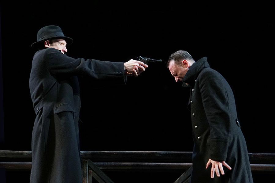 Андрей Бурковский и Анатолий Белый в спектакле &laquo;Бег&raquo; Сергея Женовача в МХТ, 2019 год