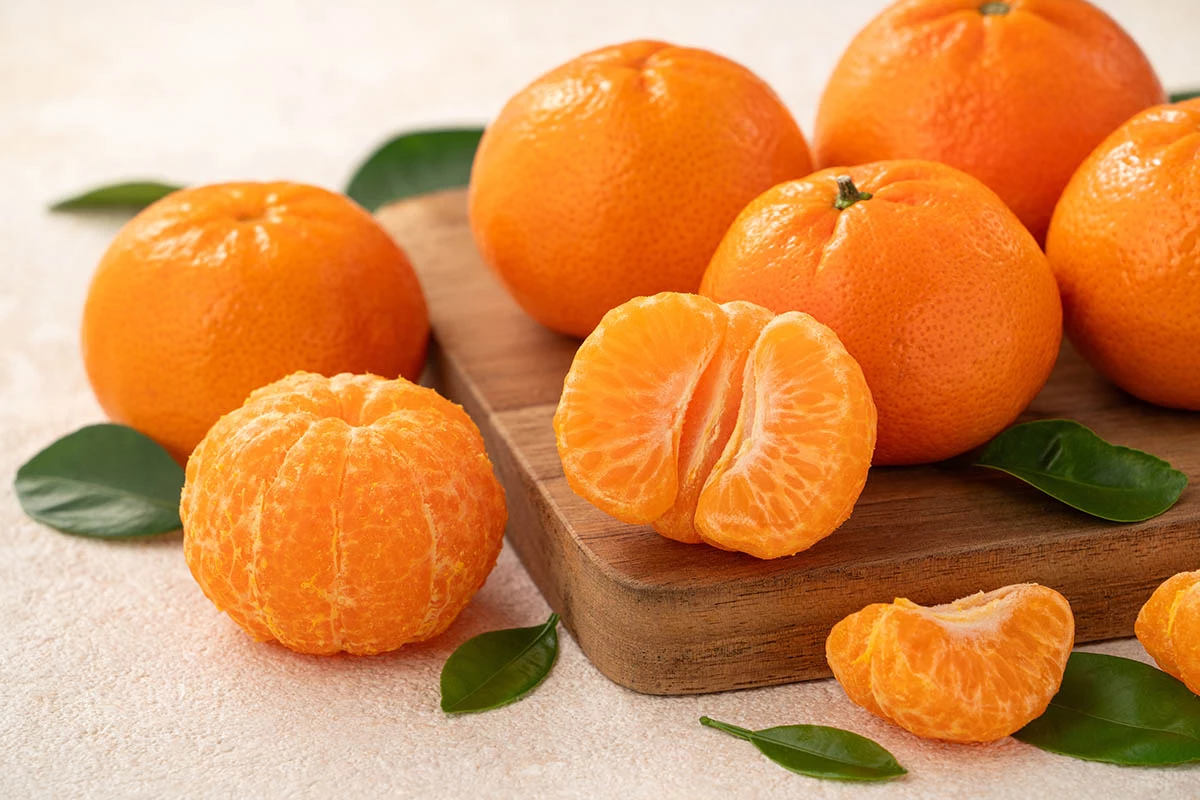 В среднем в мандаринах содержится примерно 50–55 ккал на 100 г мякоти