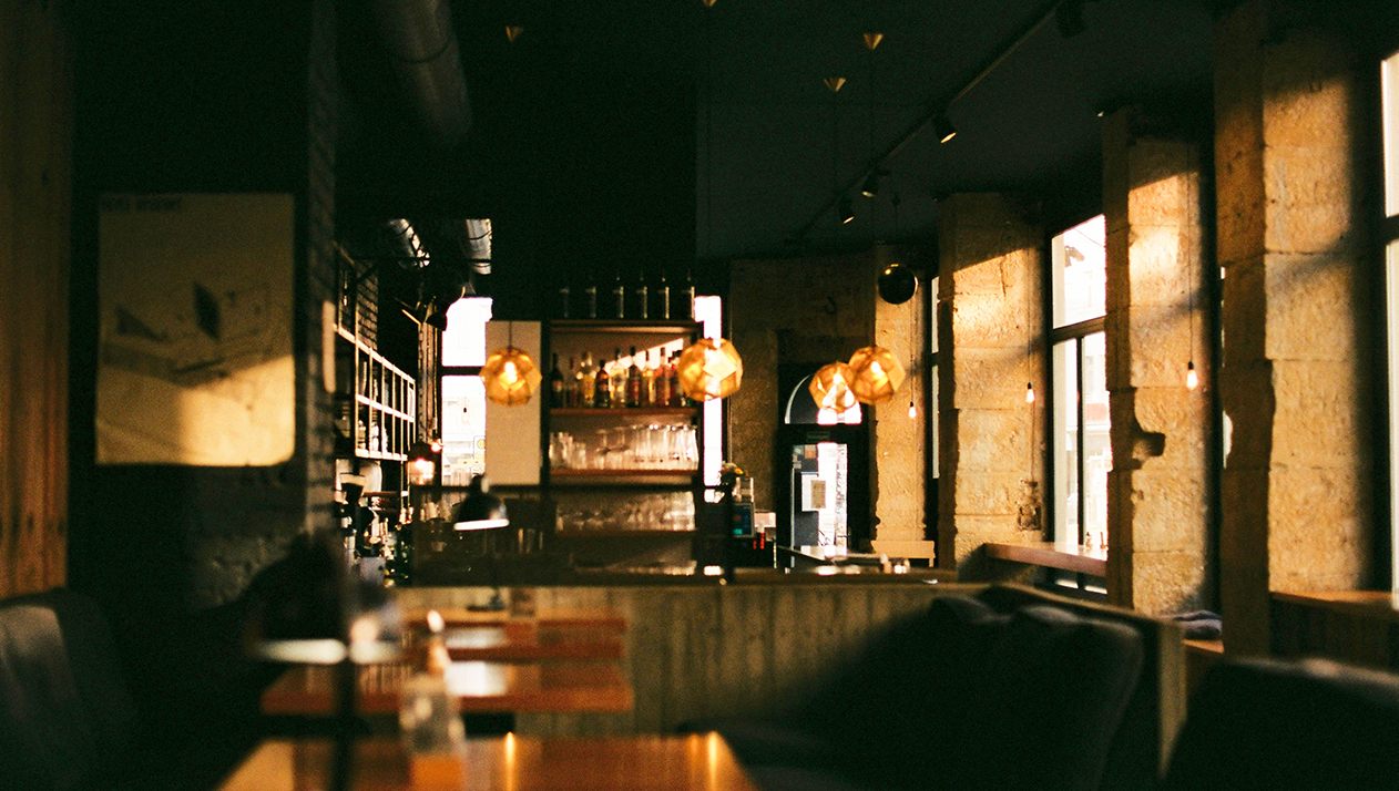 Бетон вместо паркета: почему ugly dining стал мощным трендом