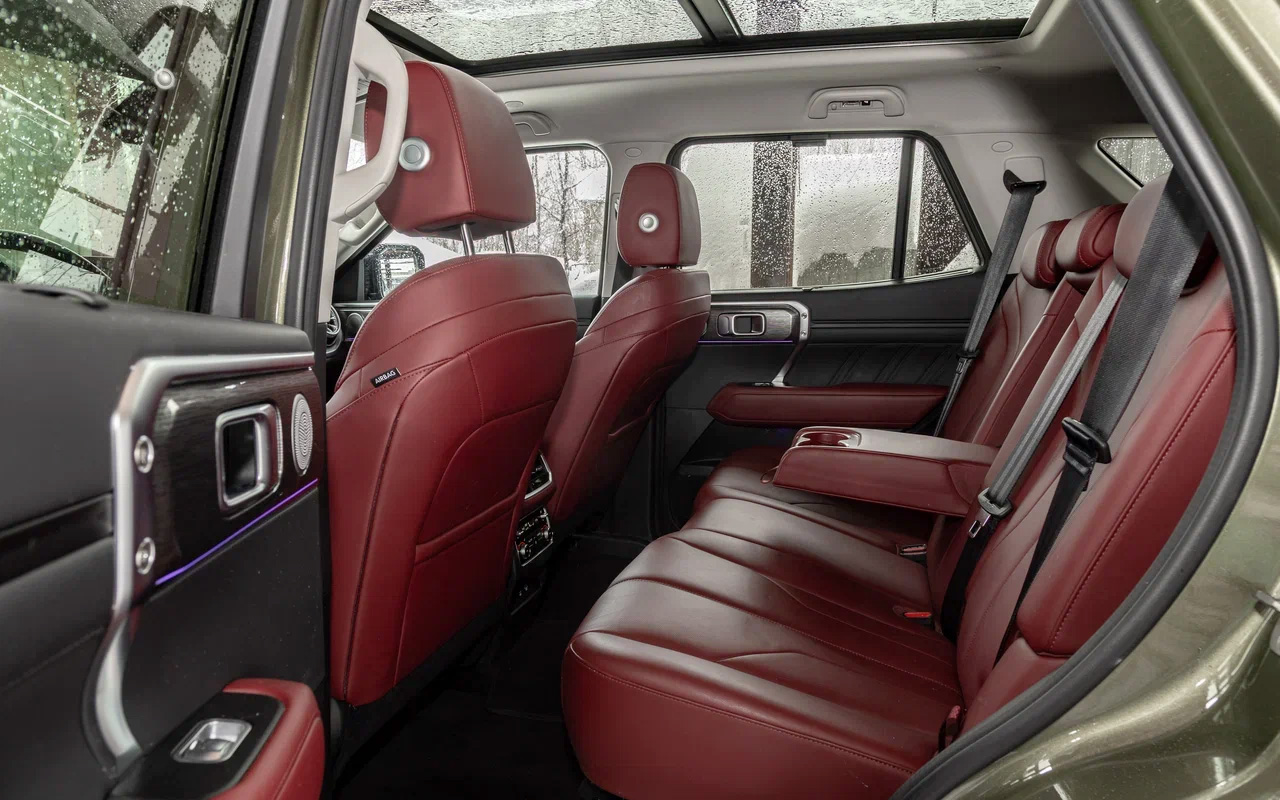 На втором ряду в Tank 400 не будет тесно людям любой комплекции. Уровень комфорта &mdash; максимальный