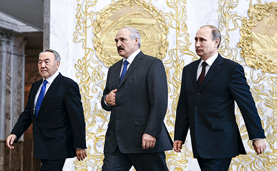 Президентов Казахстана и Белоруссии Нурсултана Назарбаева (слева) и Александра Лукашенко (в центре) кризис в России беспокоит не меньше, чем Владимира Путина (справа)