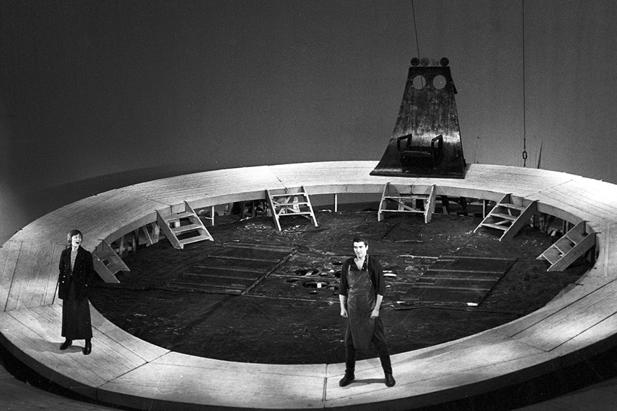 Спектакль &laquo;Мистерия-буфф&raquo;, Виктор Зозулин (справа) в роли рабочего, 1983 год