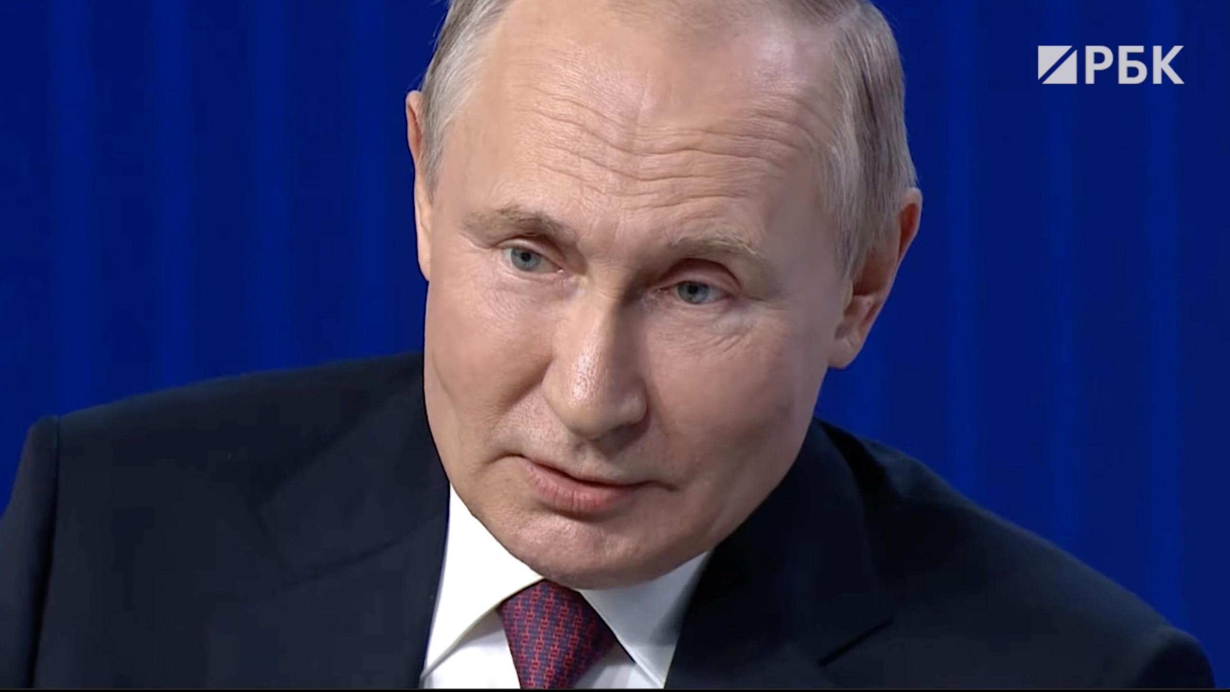 Путин изменил подход к разговорам с Макроном после «слива»