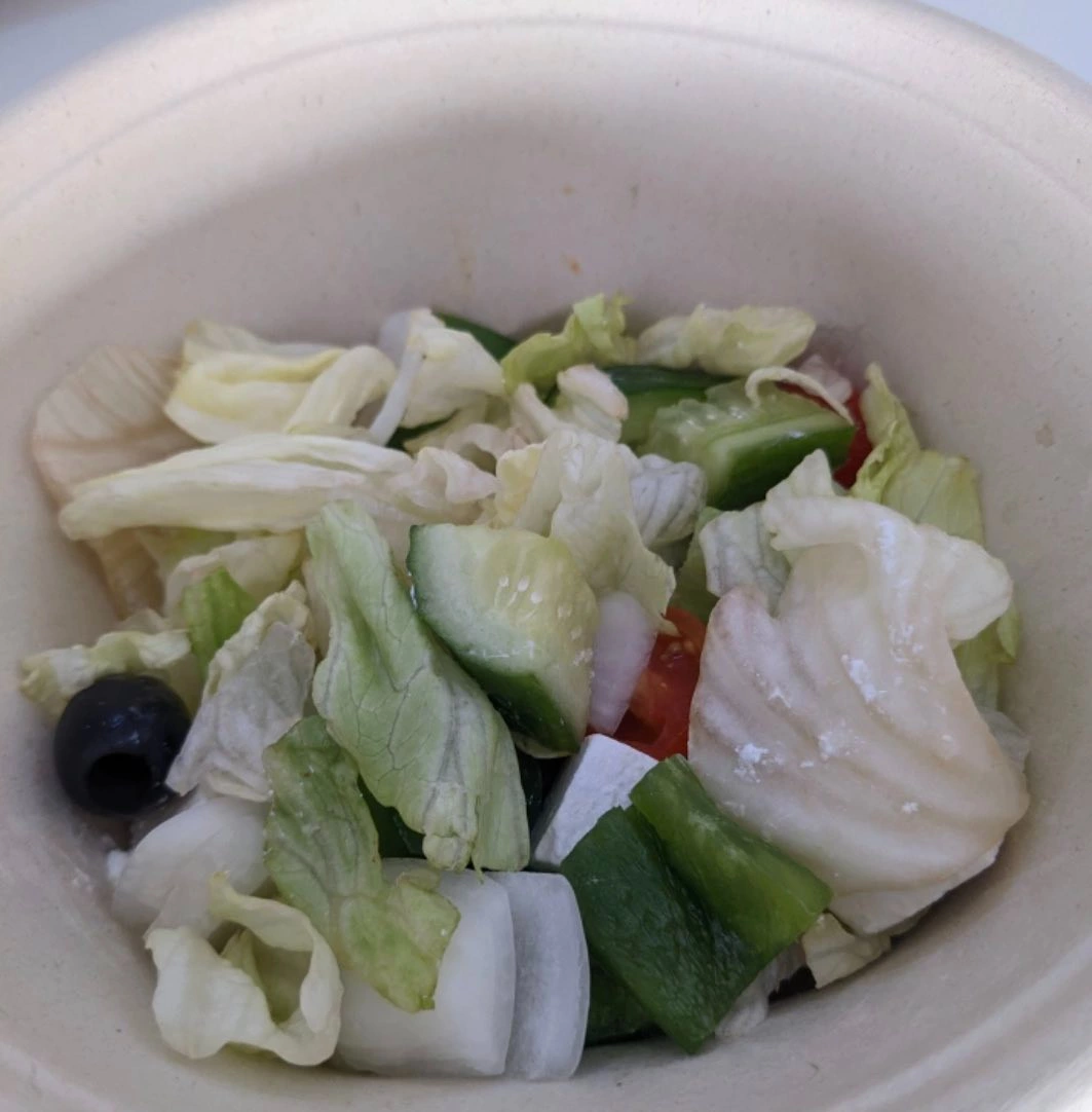 Так выглядит греческий салат, порция которого в фан-зоне обойдется в 38 риалов (633 руб.).