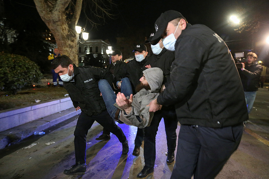 МВД Грузии заявило, что&nbsp;в ходе столкновений&nbsp; пострадали несколько сотрудников полиции, повреждены полицейская техника и снаряжение.
