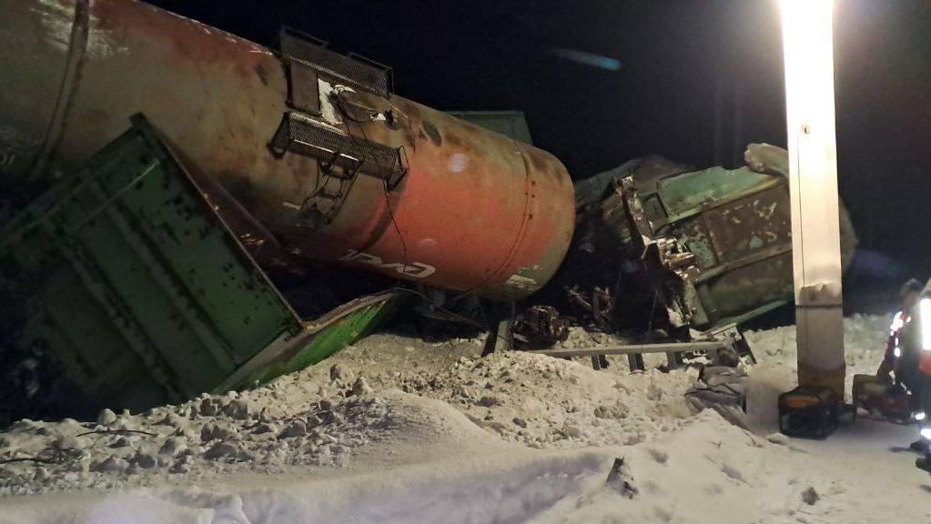 В Челябинской области столкнулись грузовой поезд и тепловоз. Видео