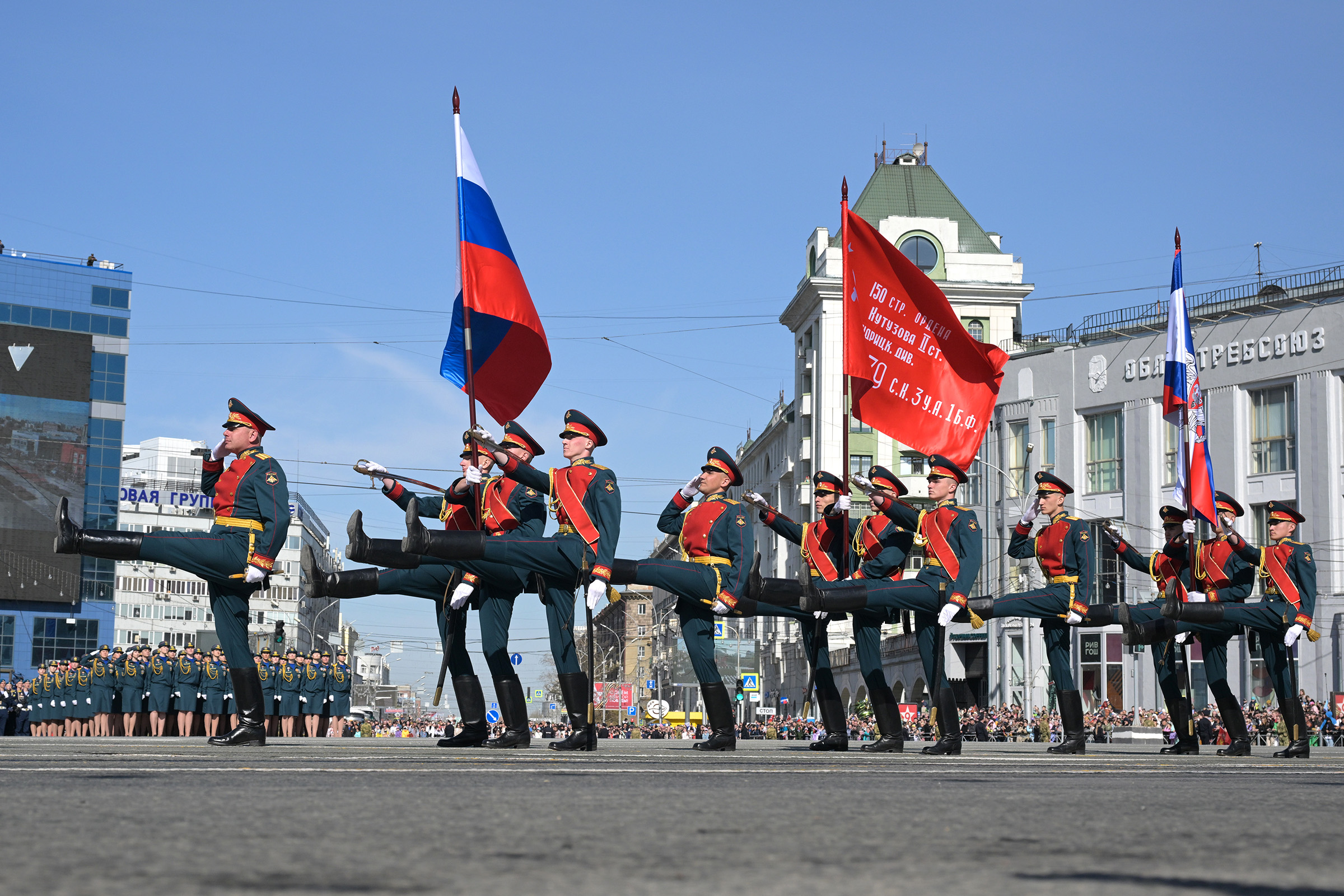 Военнослужащие на военном параде на площади Ленина в Новосибирске.
&nbsp;