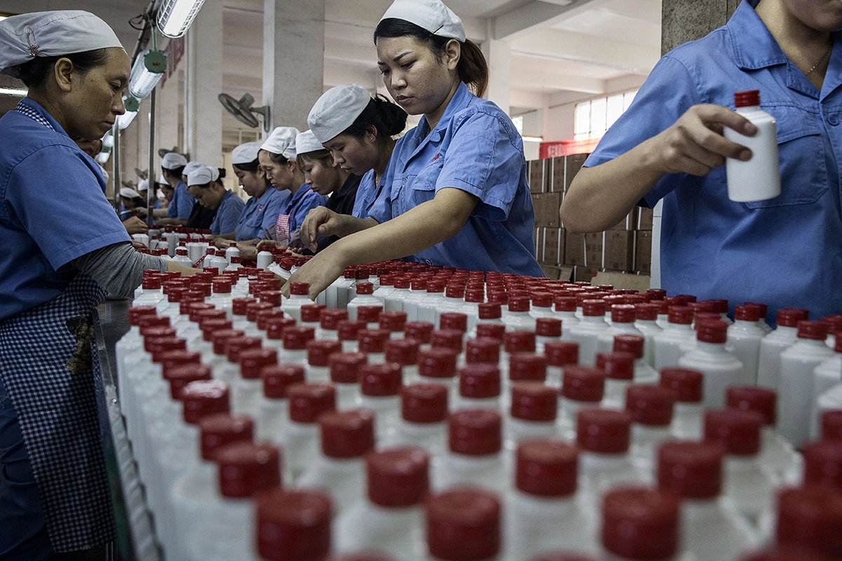 Продажи байцзю под брендом Moutai, который выпускает китайская компания Kweichow Moutai, упали в 2023–2024 годах