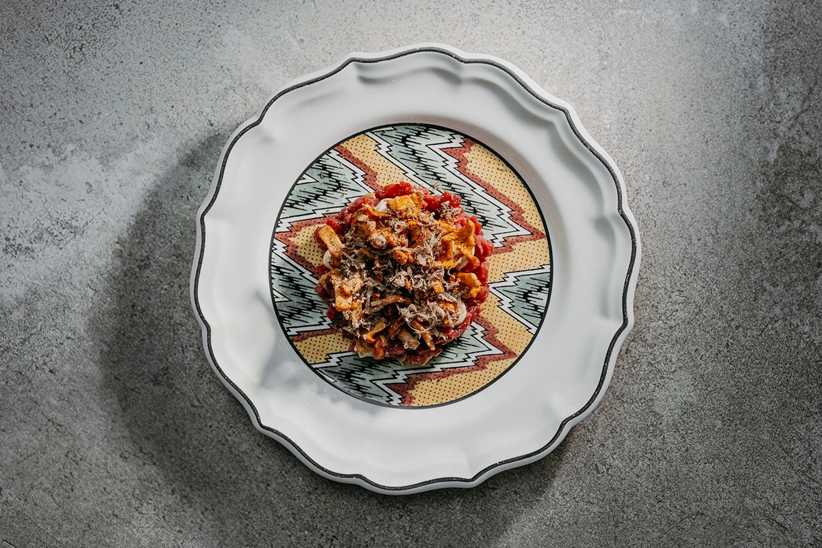 Тартар из говядины с лисичками и трюфелем