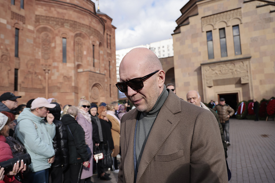 Еще один коллега-телеведущий, пришедший на прощание,&nbsp;&mdash; Анатолий Кузичев из программы &laquo;Время покажет&raquo;.