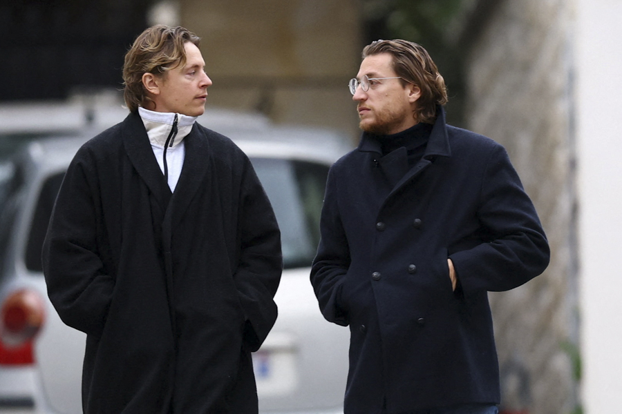 Жан и Пьер Саркози, сыновья бывшего президента Франции, неподалеку от дома своего отца в день, когда суд освободил его из-под стражи