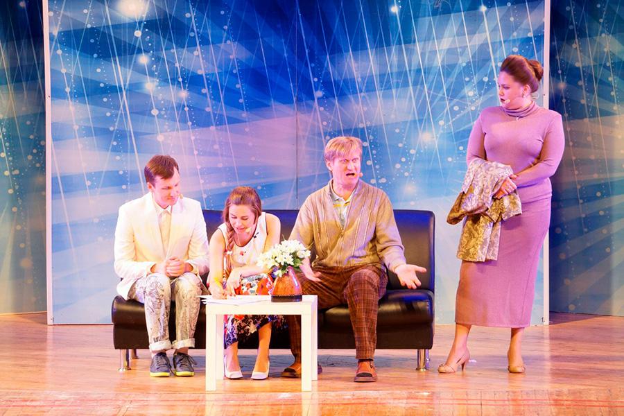 Ксения Корнева (справа) в составе &laquo;Уральских пельменей&raquo;, 2015 год