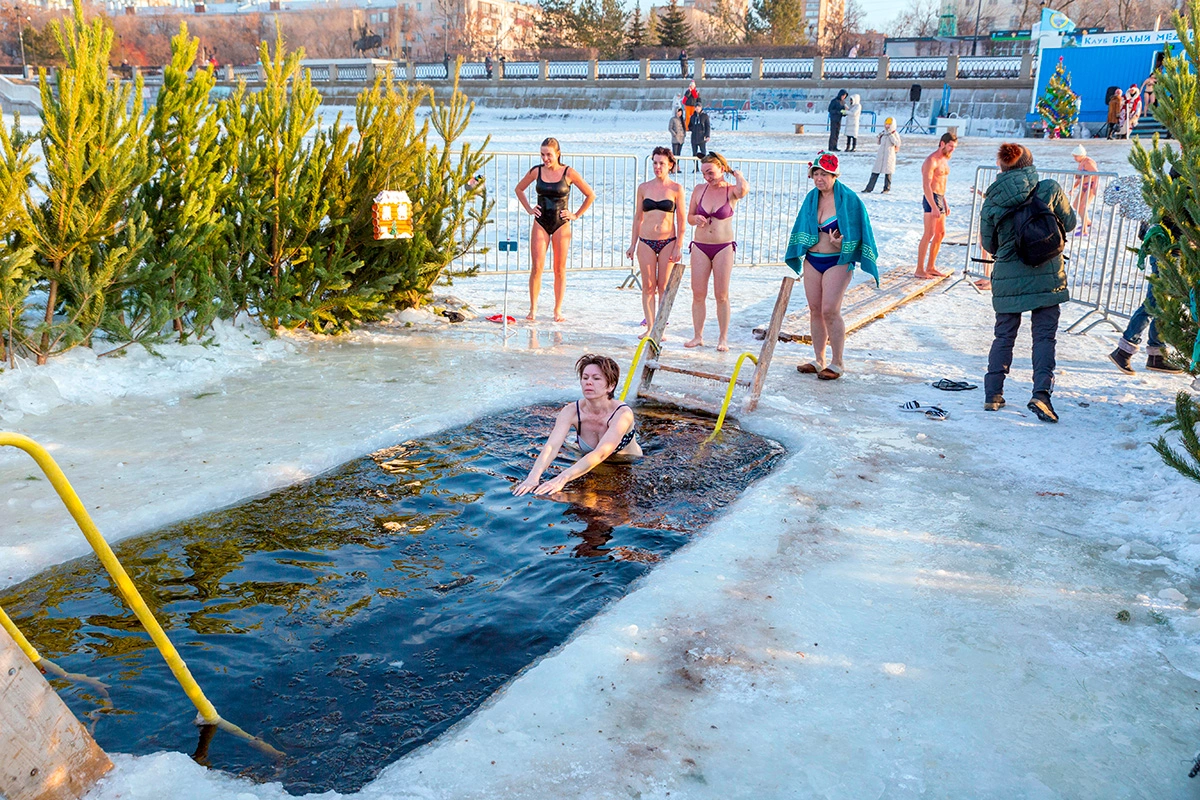 Верующие участвуют в крещенских купаниях в Самаре