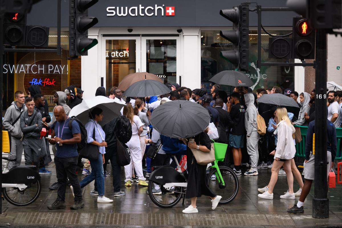 Очередь за часами Swatch x Omega MoonSwatch, Лондон, 2022 год
