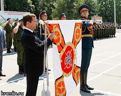 Д.Медведев наградил бригаду спецназа за принуждение Грузии к миру
