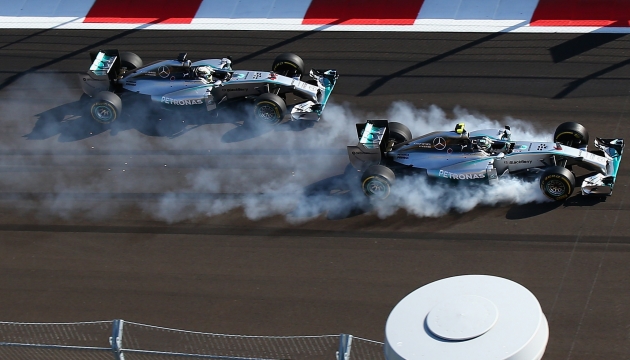 Борьба двух пилотов Mercedes AMG