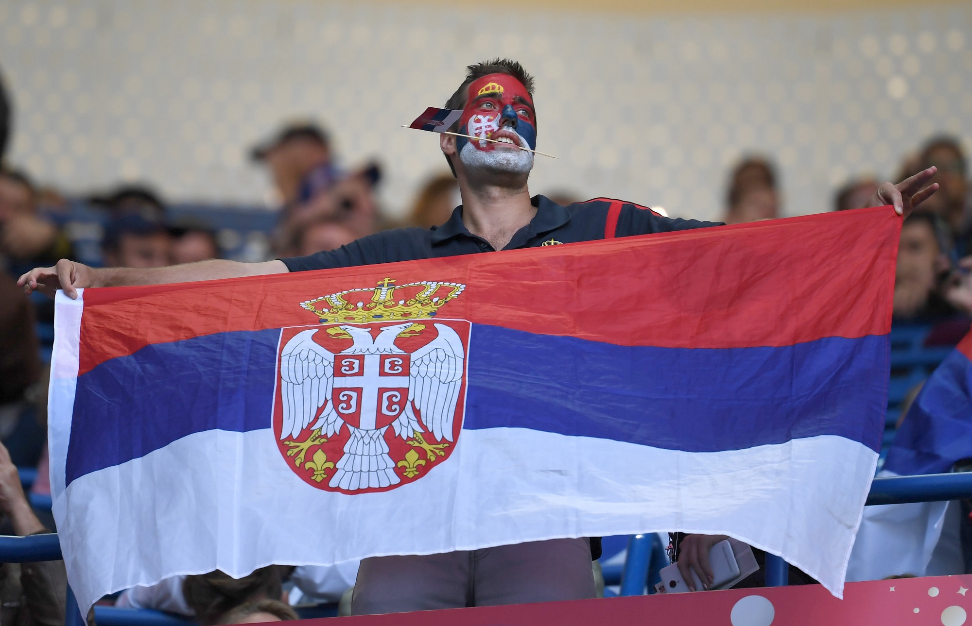 Сербия особенности. Манжелич сербы. Сербские люди. Этнические сербы. Человек с сербским флагом.